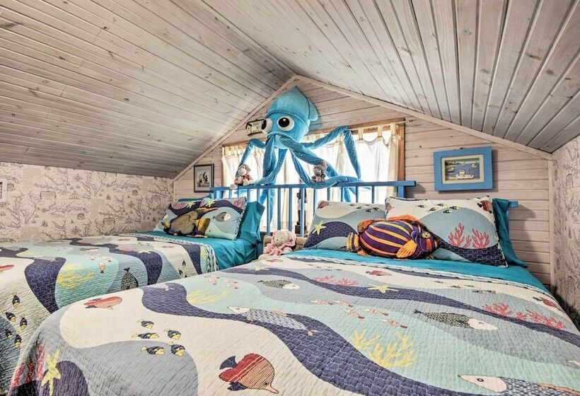 Spacious Sooner Star Beach House: Steps To Beach!