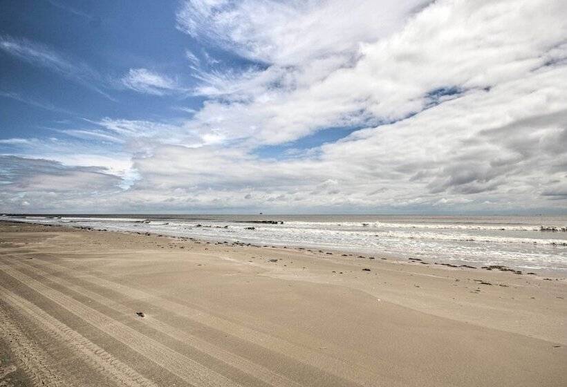 Spacious Sooner Star Beach House: Steps To Beach!