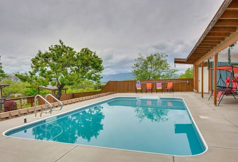 Stunning Medford Escape W/ Panoramic Views!