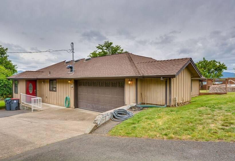 Stunning Medford Escape W/ Panoramic Views!