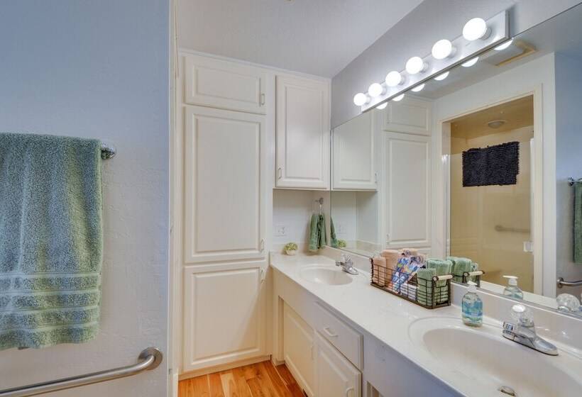 Stunning Medford Escape W/ Panoramic Views!