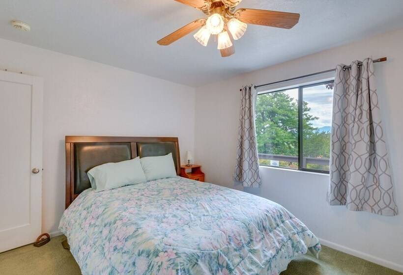 Stunning Medford Escape W/ Panoramic Views!