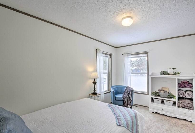 Stylish Chetek Hideaway W/ Lake + Dock Access!