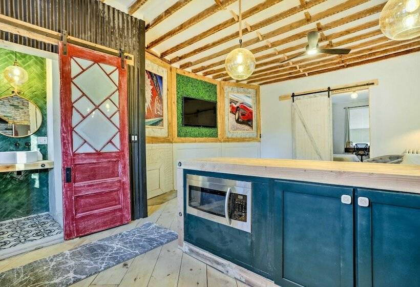 Stylish Newark Home W/ Deck < 14 Mi To Nyc!