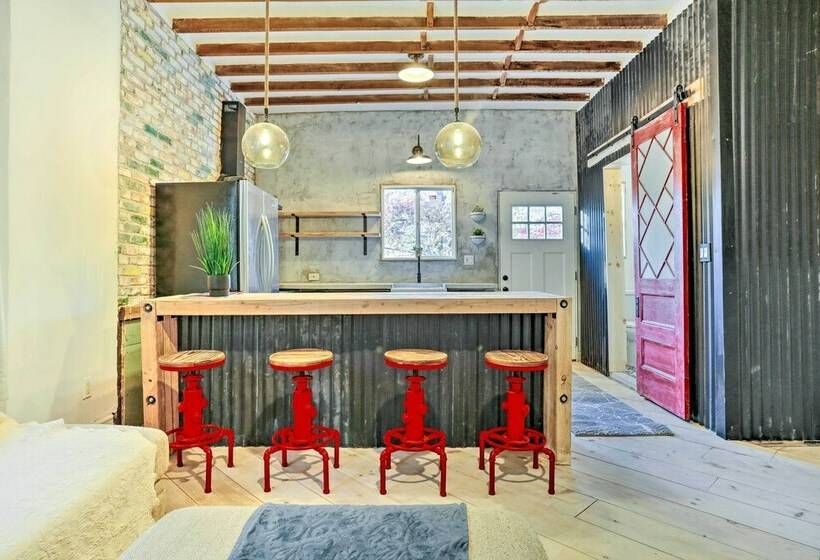 Stylish Newark Home W/ Deck < 14 Mi To Nyc!