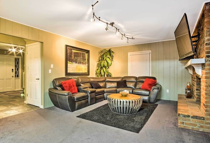 Suburban Detroit Home W/ Porch, Yard & Fire Pit!