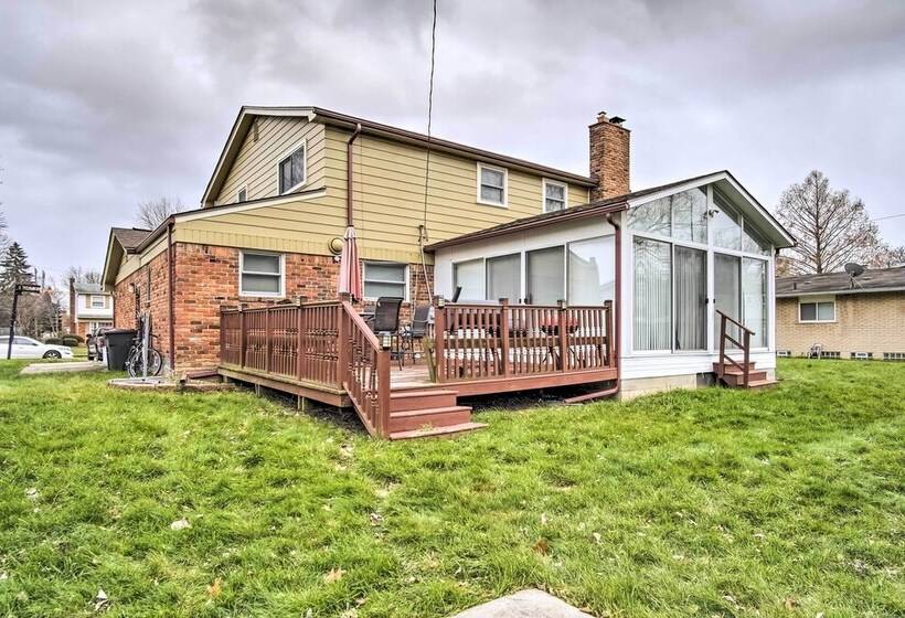 Suburban Detroit Home W/ Porch, Yard & Fire Pit!