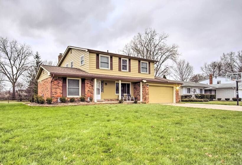Suburban Detroit Home W/ Porch, Yard & Fire Pit!
