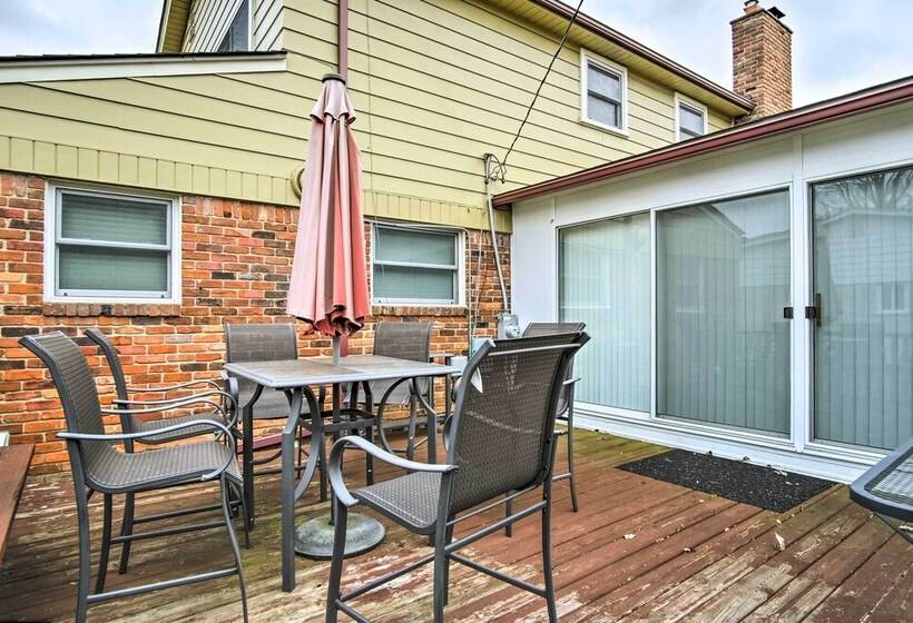 Suburban Detroit Home W/ Porch, Yard & Fire Pit!