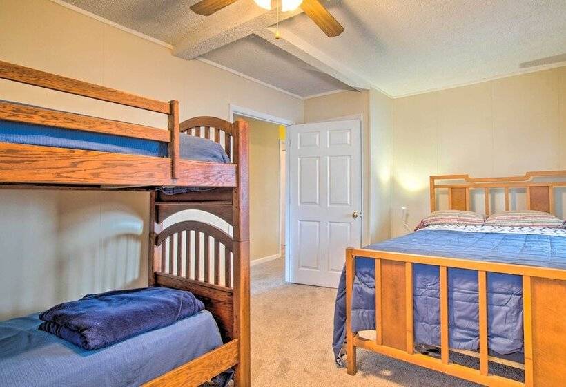 Sunny Oak Island Retreat   3 Blocks To Beach!