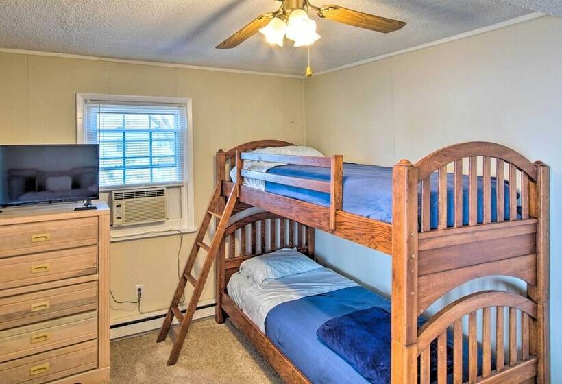 Sunny Oak Island Retreat   3 Blocks To Beach!