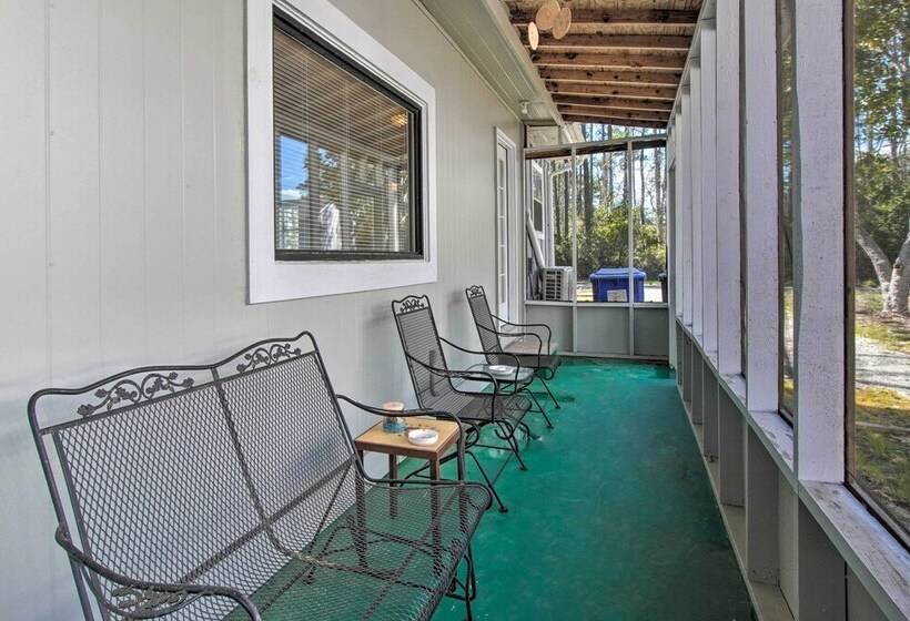Sunny Oak Island Retreat   3 Blocks To Beach!