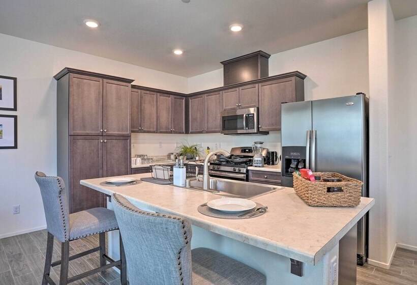 Tasteful Menifee Home: Patio, By Theme Parks!