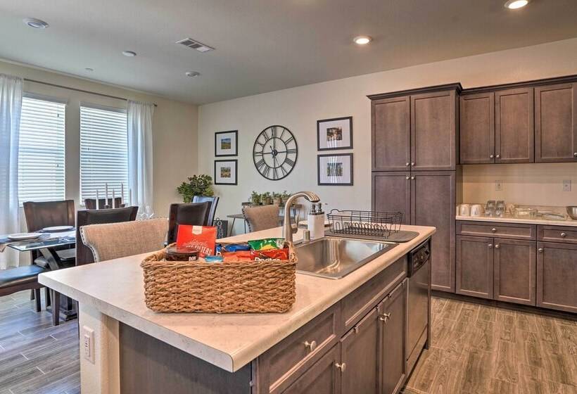 Tasteful Menifee Home: Patio, By Theme Parks!