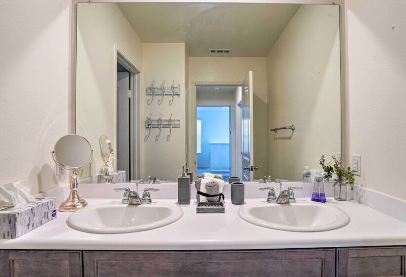 Tasteful Menifee Home: Patio, By Theme Parks!