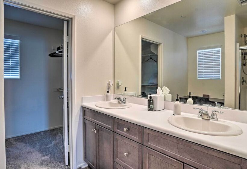 Tasteful Menifee Home: Patio, By Theme Parks!