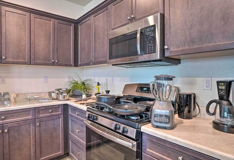 Tasteful Menifee Home: Patio, By Theme Parks!