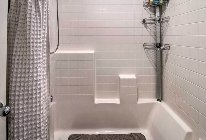 Tasteful Menifee Home: Patio, By Theme Parks!