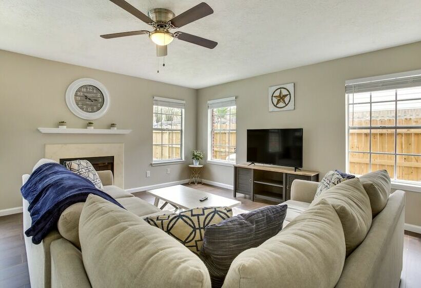 Texas Gulf Coast Vacation Rental: Private Pool!