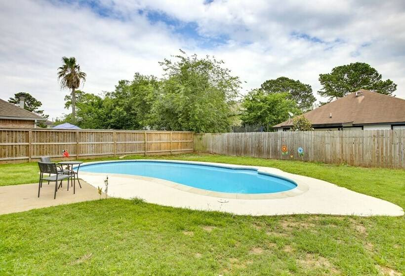 Texas Gulf Coast Vacation Rental: Private Pool!