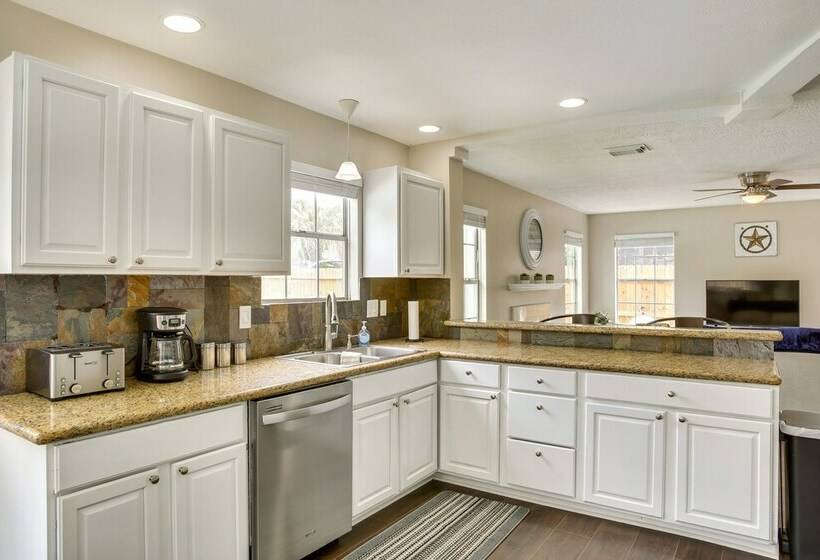 Texas Gulf Coast Vacation Rental: Private Pool!