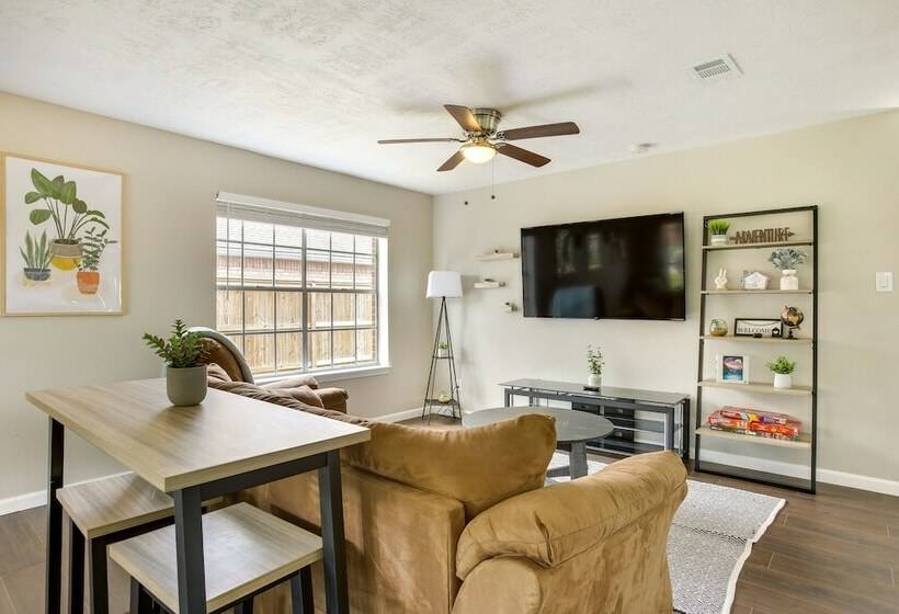 Texas Gulf Coast Vacation Rental: Private Pool!