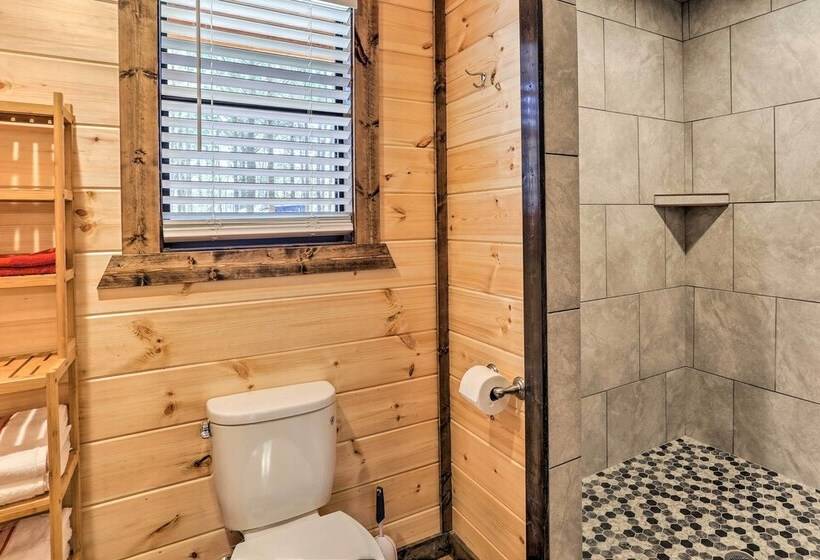 The Breeze    Broken Bow Cabin W/ Hot Tub & Deck!