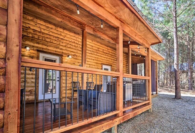 The Breeze    Broken Bow Cabin W/ Hot Tub & Deck!