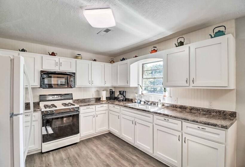 The Old Parsonage  Pindall House W/ Patio!