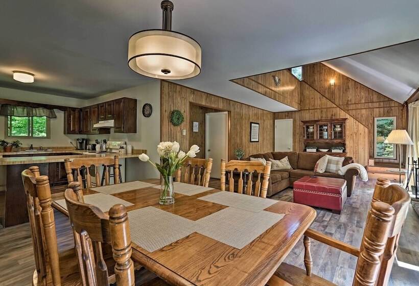 Cozy Tobyhanna Cabin W/ Hot Tub + Resort Amenities