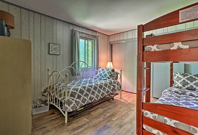 Cozy Tobyhanna Cabin W/ Hot Tub + Resort Amenities