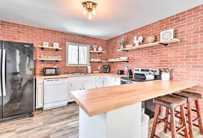 Cozy Tobyhanna Cabin W/ Hot Tub + Resort Amenities