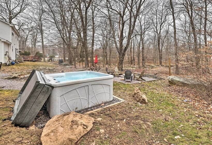 Cozy Tobyhanna Cabin W/ Hot Tub + Resort Amenities