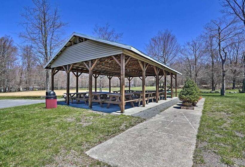 Cozy Tobyhanna Cabin W/ Hot Tub + Resort Amenities