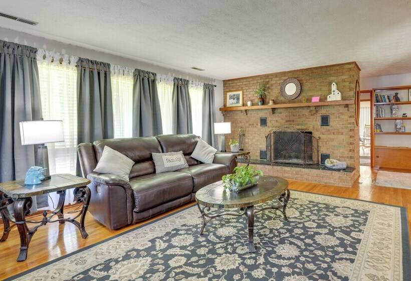 Family Friendly Riverhouse: Fishing & Hot Tub