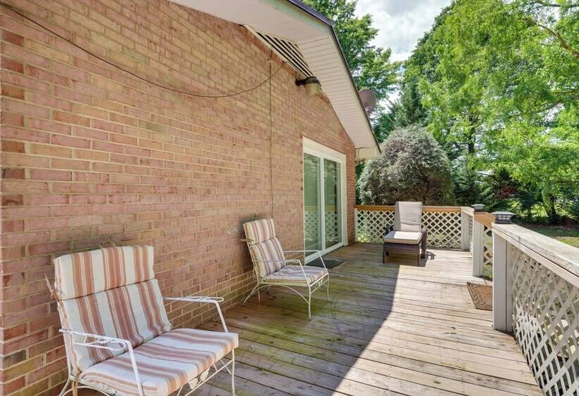 Family Friendly Riverhouse: Fishing & Hot Tub