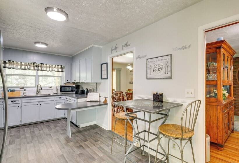 Family Friendly Riverhouse: Fishing & Hot Tub