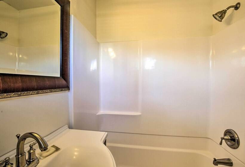 Tropical Oceanside Home W/ Deck, Walk To Beach