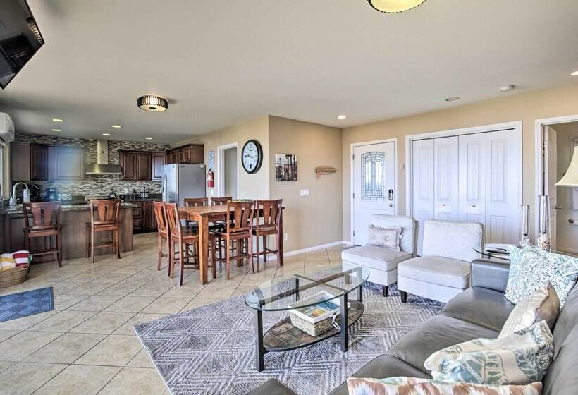 Tropical Oceanside Home W/ Deck, Walk To Beach