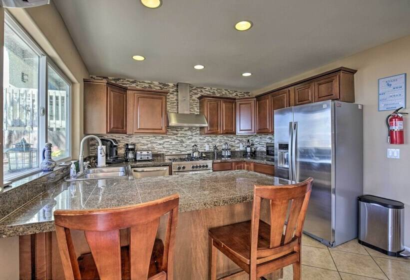 Tropical Oceanside Home W/ Deck, Walk To Beach