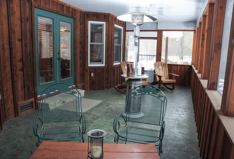 Troutfest  Riverfront Norfork Home, Great Fishing