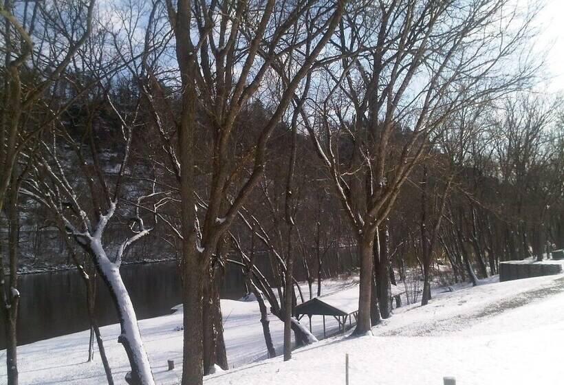 Troutfest  Riverfront Norfork Home, Great Fishing