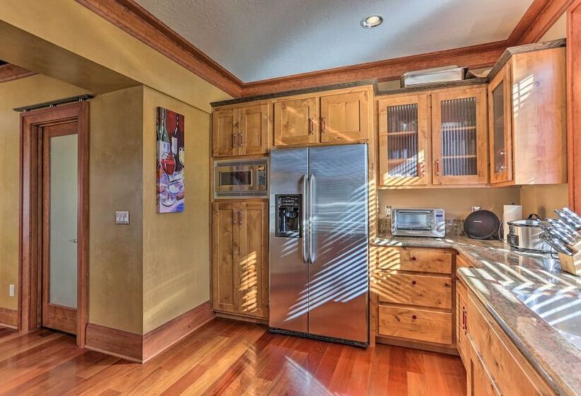 North End Boise Home W/ Courtyard ~ 3 Mi To Dtwn!