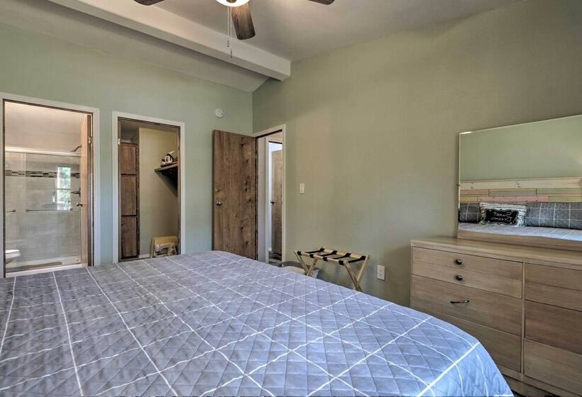 Updated Strawberry Family Cabin W/ 2 Private Decks