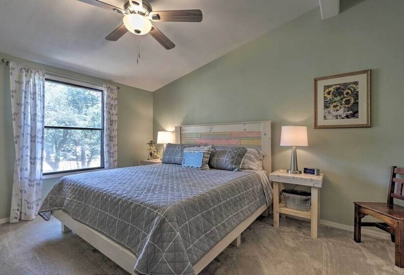 Updated Strawberry Family Cabin W/ 2 Private Decks