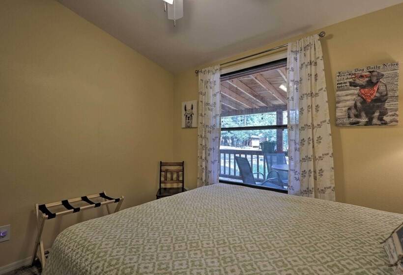 Updated Strawberry Family Cabin W/ 2 Private Decks