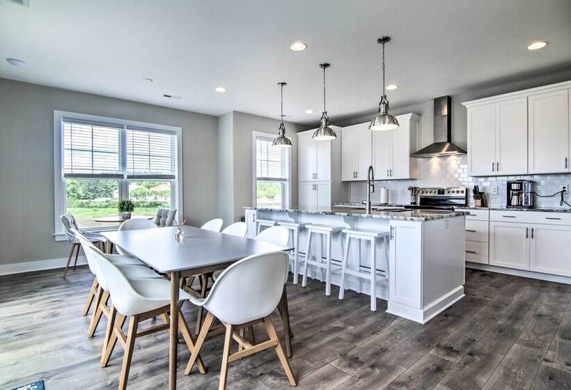 Upscale Coastal Home, 2 Mi To Bethany Beach!