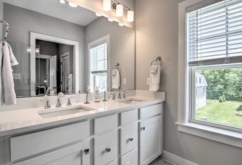 Upscale Coastal Home, 2 Mi To Bethany Beach!