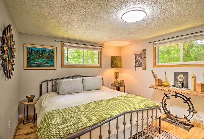 Vintage Creekside Cottage W/ Hot Tub & Grill!