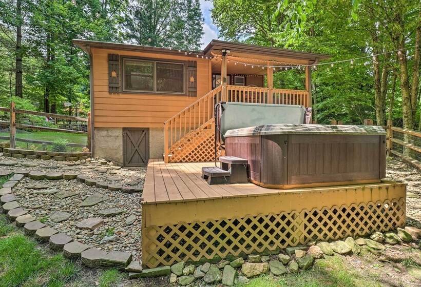 Vintage Creekside Cottage W/ Hot Tub & Grill!